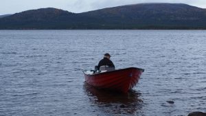 Mein Onkel ist glücklich, wenn er mit dem Boot auf dem See sein darf