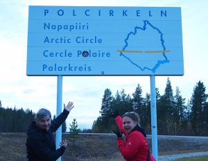 Ausgerechnet Lappland - wir vor dem Schild in Jokkmokk am Polarkreis