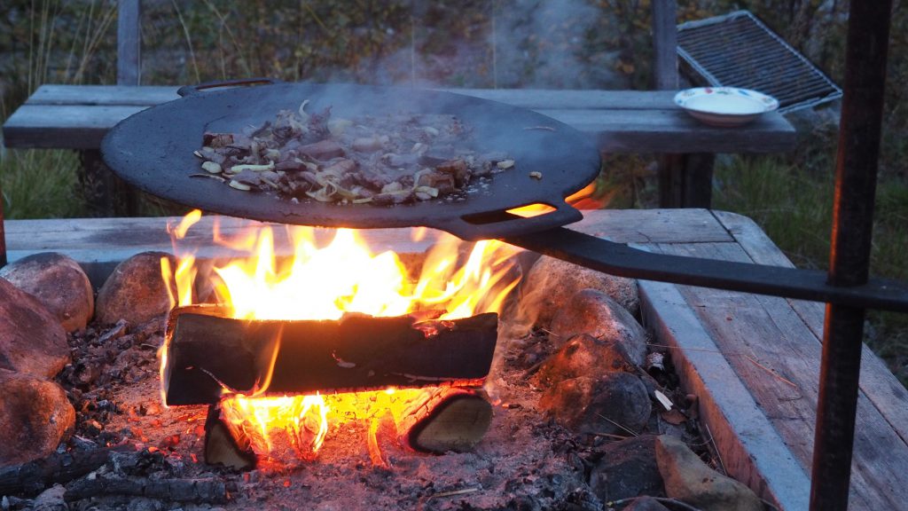 Renkebab in der Muurikka über dem Lagerfeuer
