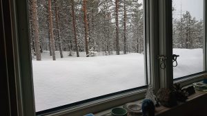 Warten auf Tauwetter - Schnee aus dem Küchenfenster in Vuojat