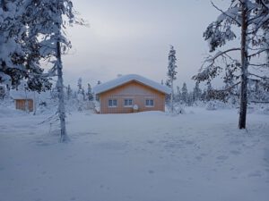 Unser Haus in Lappland im Schnee