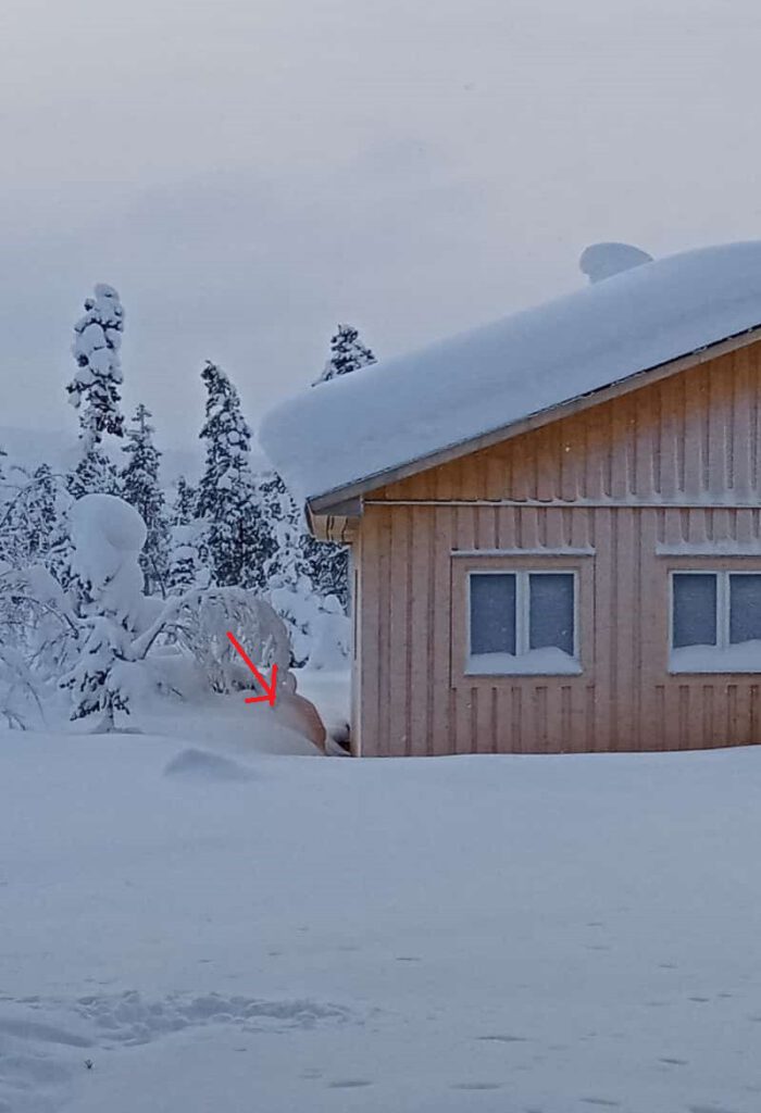 Unser Haus im Schnee, Schnee vom Dach abgerutscht