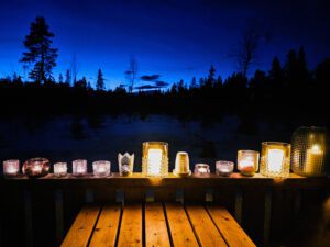 Dunkelheit im Winter - viele Kerzen spenden Licht