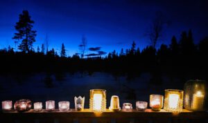 Dunkelheit im Winter - viele Kerzen spenden Licht