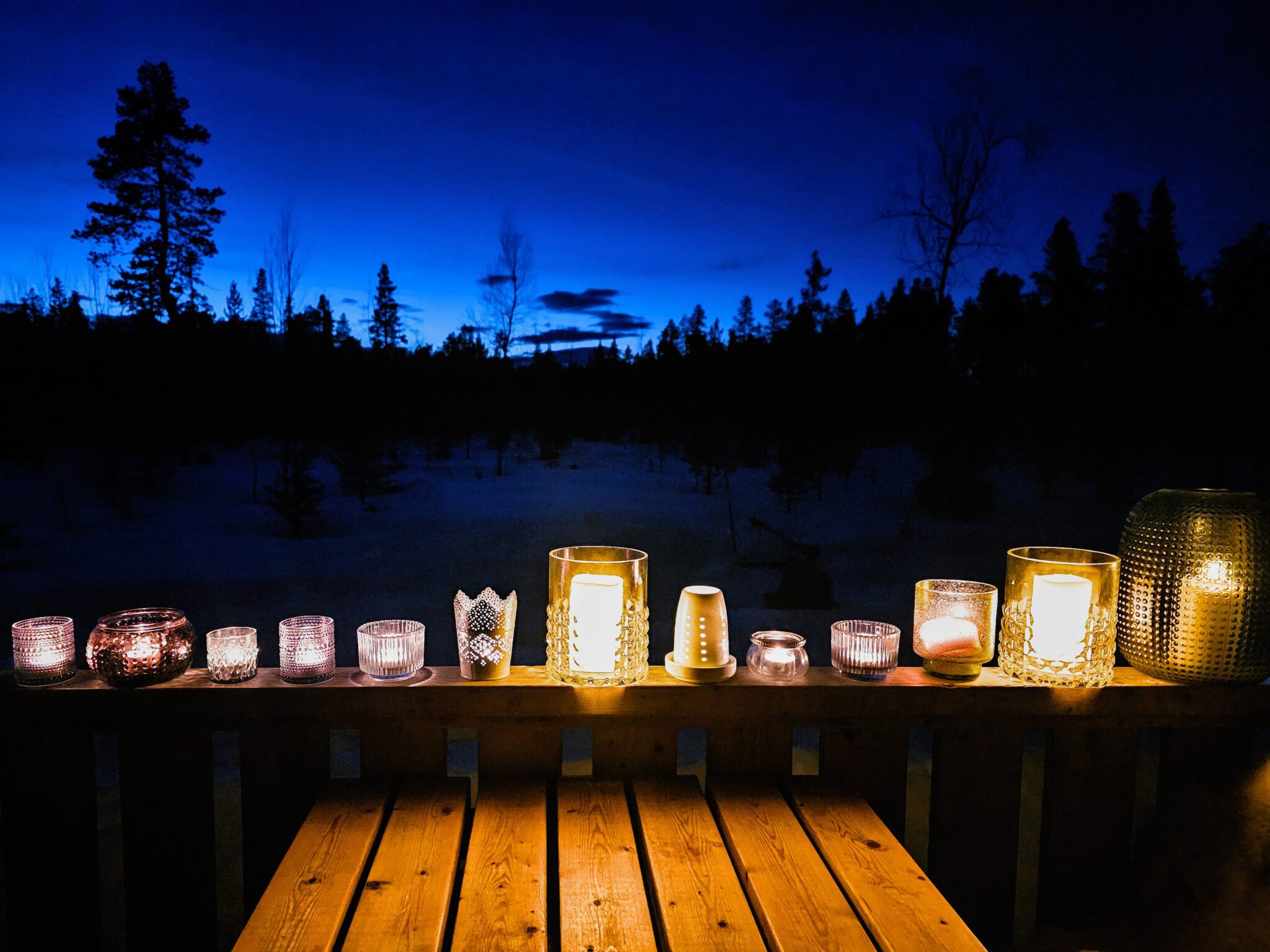 Dunkelheit im Winter - viele Kerzen spenden Licht