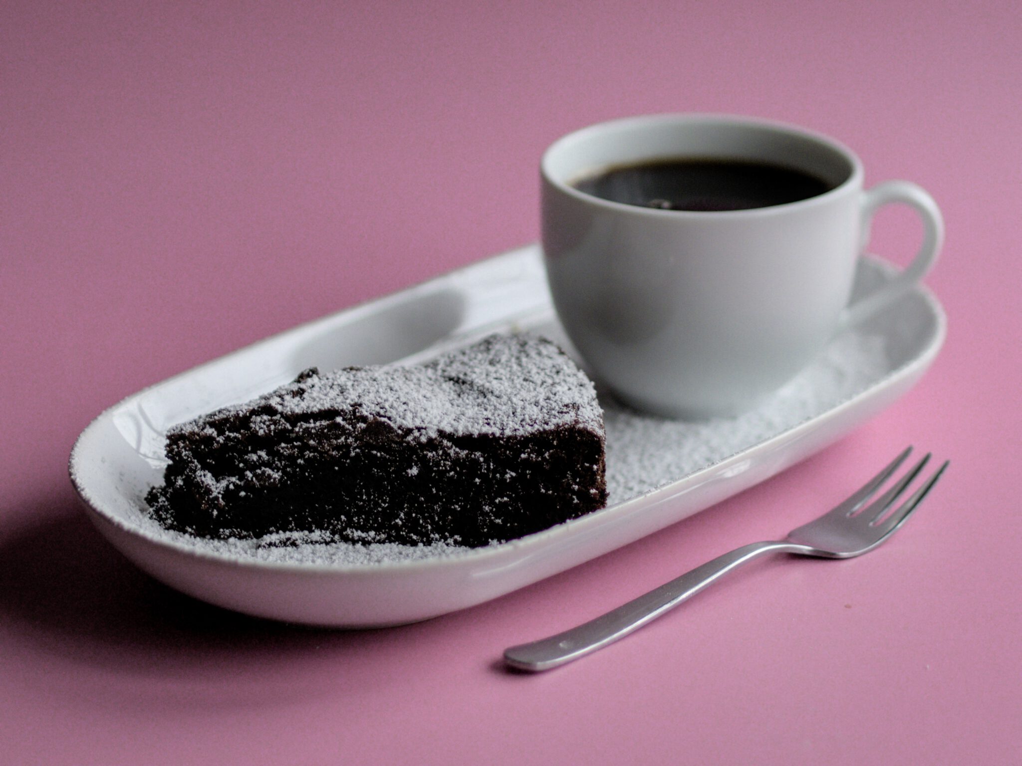 Ein stück Kladdkaka serviert mit einer Tasse Kaffee