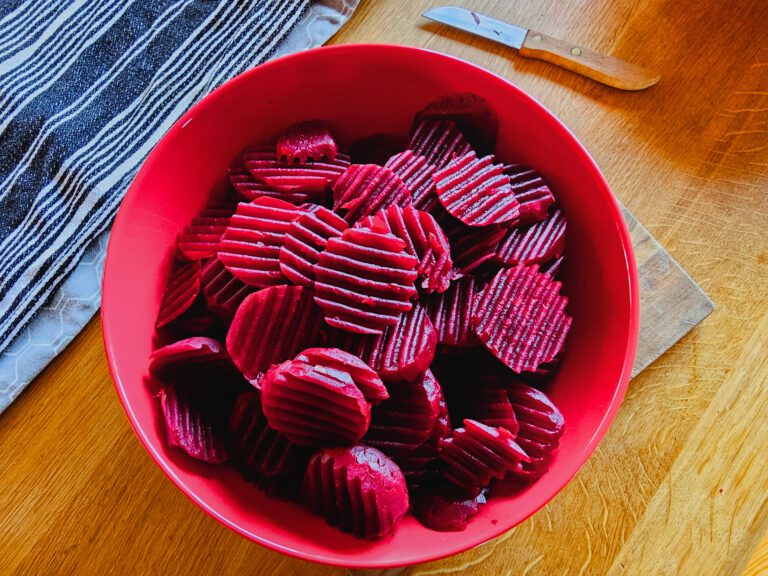 Eingelegte Rote Bete in roter SChüssel
