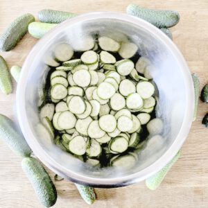 Eingelegte Gurke in Salzlake ziehen lassen