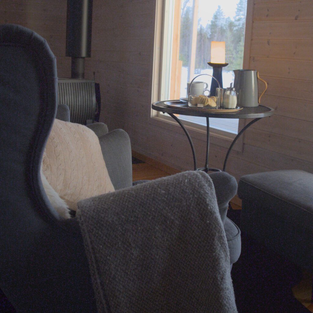 Fikapause mit Kaffee mit weihnachtlichem Gewürz