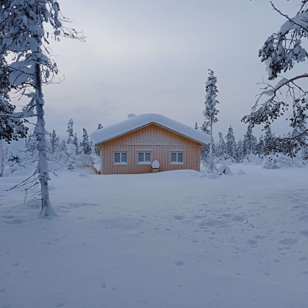 Unser Haus in Lappland im Schnee