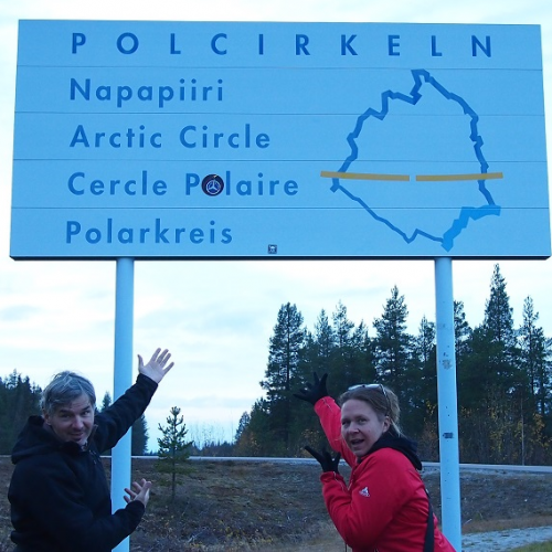 Ausgerechnet Lappland - wir vor dem Schild Polarkreis